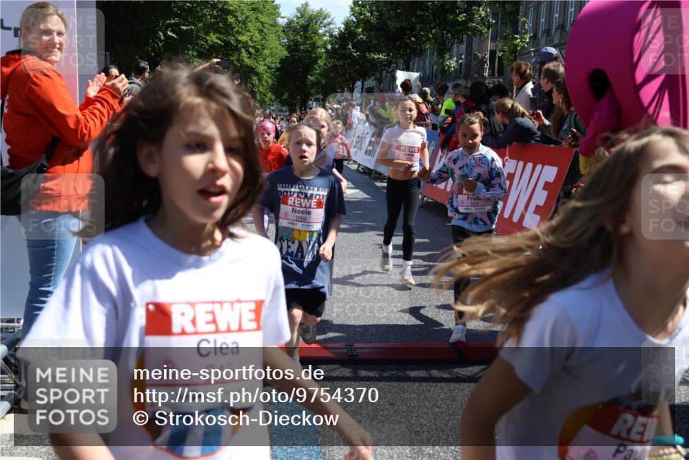 14.06.2026 - REWE Women's Run Strokosch-Dieckow http://msf.ph/oto/9754370 14.06.2026 11:37:30 Ziel 102, 104, 107, 111, 124, 135, 140, 167, 176, 180, 207, 245, 258, 259, 262, 275, 314, 315, 324, 336, 341, 350 meine-sportfotos.de
