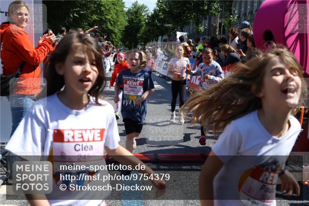 14.06.2026 - REWE Women's Run Strokosch-Dieckow http://msf.ph/oto/9754379 14.06.2026 11:37:30 Ziel 102, 104, 107, 111, 124, 135, 140, 167, 176, 180, 207, 245, 258, 259, 262, 275, 314, 315, 324, 336, 341, 350 meine-sportfotos.de