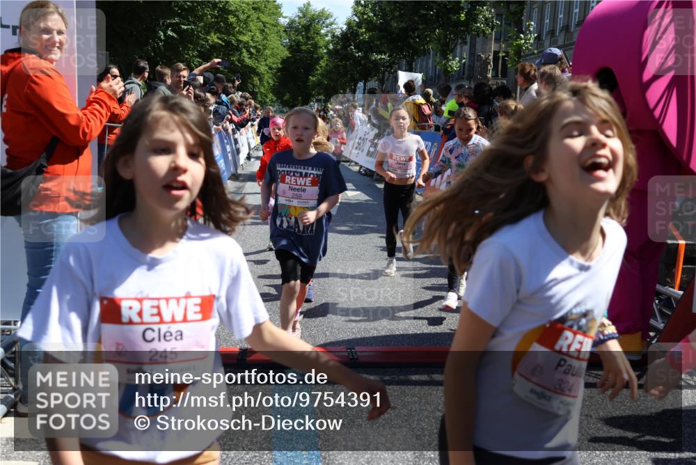14.06.2026 - REWE Women's Run Strokosch-Dieckow http://msf.ph/oto/9754391 14.06.2026 11:37:30 Ziel 102, 104, 107, 111, 124, 135, 140, 167, 176, 180, 207, 245, 258, 259, 262, 275, 314, 315, 324, 336, 341, 350 meine-sportfotos.de