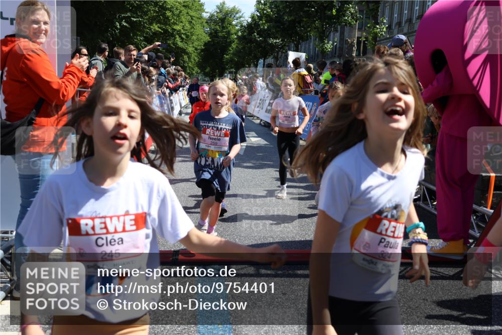 14.06.2026 - REWE Women's Run Strokosch-Dieckow http://msf.ph/oto/9754401 14.06.2026 11:37:30 Ziel 102, 104, 107, 111, 124, 135, 140, 167, 176, 180, 207, 245, 258, 259, 262, 275, 314, 315, 324, 336, 341, 350 meine-sportfotos.de