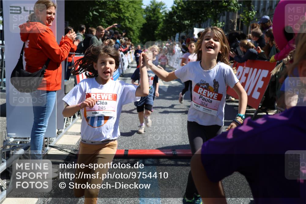 14.06.2026 - REWE Women's Run Strokosch-Dieckow http://msf.ph/oto/9754410 14.06.2026 11:37:29 Ziel 102, 104, 107, 124, 135, 140, 167, 175, 176, 180, 207, 245, 258, 259, 262, 275, 302, 314, 315, 324, 336, 341, 350 meine-sportfotos.de