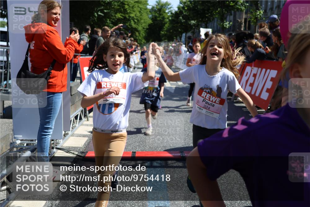 14.06.2026 - REWE Women's Run Strokosch-Dieckow http://msf.ph/oto/9754418 14.06.2026 11:37:29 Ziel 102, 104, 107, 124, 135, 140, 167, 175, 176, 180, 207, 245, 258, 259, 262, 275, 302, 314, 315, 324, 336, 341, 350 meine-sportfotos.de