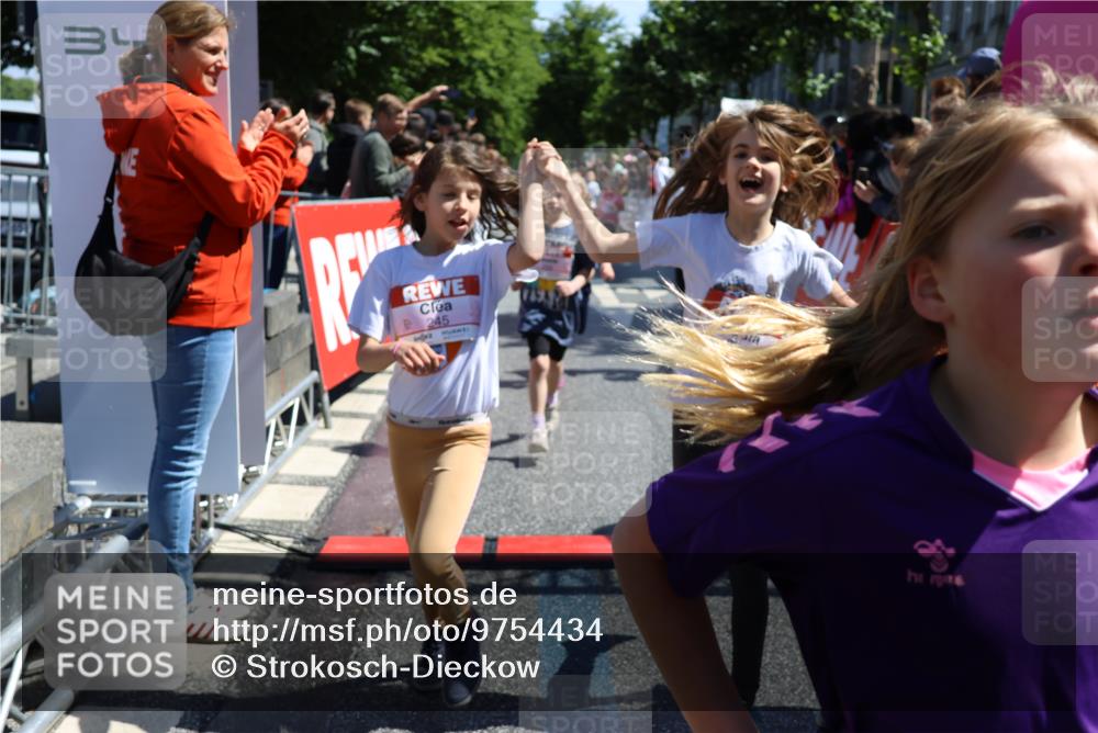 14.06.2026 - REWE Women's Run Strokosch-Dieckow http://msf.ph/oto/9754434 14.06.2026 11:37:29 Ziel 102, 104, 107, 124, 135, 140, 167, 175, 176, 180, 207, 245, 258, 259, 262, 275, 302, 314, 315, 324, 336, 341, 350 meine-sportfotos.de