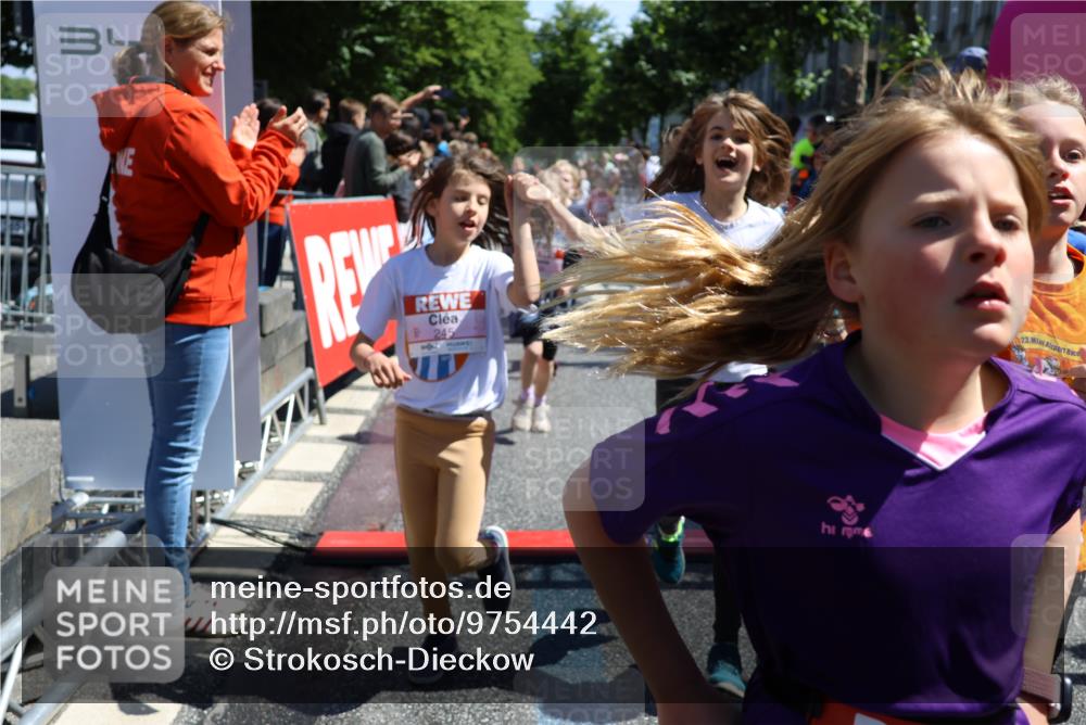 14.06.2026 - REWE Women's Run Strokosch-Dieckow http://msf.ph/oto/9754442 14.06.2026 11:37:29 Ziel 102, 104, 107, 124, 135, 140, 167, 175, 176, 180, 207, 245, 258, 259, 262, 275, 302, 314, 315, 324, 336, 341, 350 meine-sportfotos.de