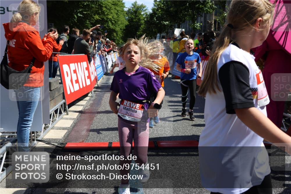 14.06.2026 - REWE Women's Run Strokosch-Dieckow http://msf.ph/oto/9754451 14.06.2026 11:37:28 Ziel 102, 104, 107, 124, 135, 140, 167, 175, 180, 207, 245, 258, 259, 262, 275, 302, 314, 324, 336, 341, 350 meine-sportfotos.de