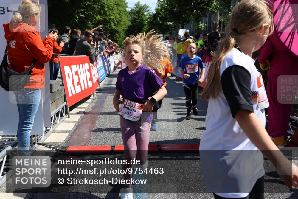 14.06.2026 - REWE Women's Run Strokosch-Dieckow http://msf.ph/oto/9754463 14.06.2026 11:37:28 Ziel 102, 104, 107, 124, 135, 140, 167, 175, 180, 207, 245, 258, 259, 262, 275, 302, 314, 324, 336, 341, 350 meine-sportfotos.de