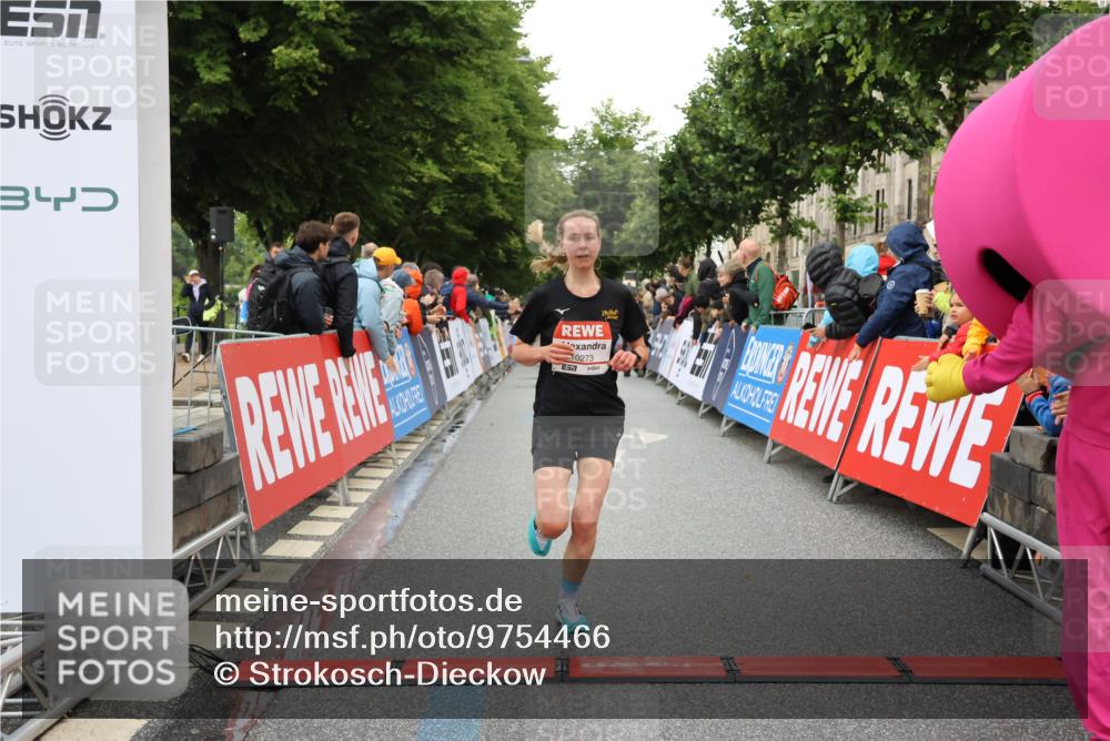 14.06.2026 - REWE Women's Run Strokosch-Dieckow http://msf.ph/oto/9754466 14.06.2026 09:48:13 Ziel 10273, 10489, 10752 meine-sportfotos.de