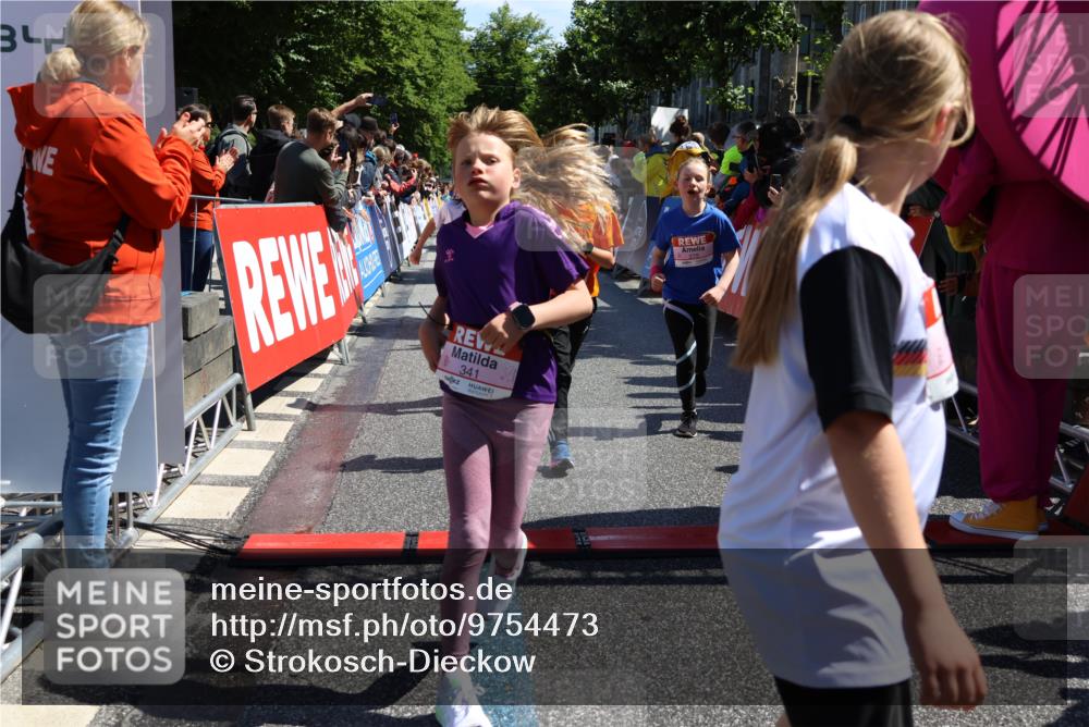 14.06.2026 - REWE Women's Run Strokosch-Dieckow http://msf.ph/oto/9754473 14.06.2026 11:37:28 Ziel 102, 104, 107, 124, 135, 140, 167, 175, 180, 207, 245, 258, 259, 262, 275, 302, 314, 324, 336, 341, 350 meine-sportfotos.de