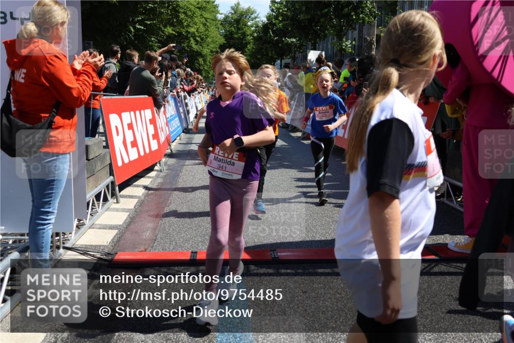 14.06.2026 - REWE Women's Run Strokosch-Dieckow http://msf.ph/oto/9754485 14.06.2026 11:37:28 Ziel 102, 104, 107, 124, 135, 140, 167, 175, 180, 207, 245, 258, 259, 262, 275, 302, 314, 324, 336, 341, 350 meine-sportfotos.de