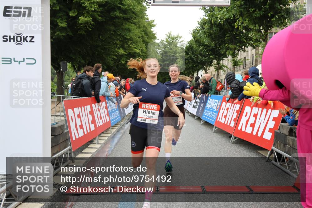 14.06.2026 - REWE Women's Run Strokosch-Dieckow http://msf.ph/oto/9754492 14.06.2026 09:48:10 Ziel 10273, 10274, 10489, 10752 meine-sportfotos.de