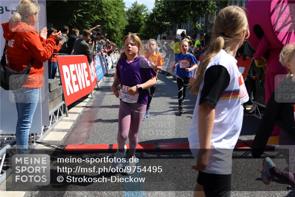 14.06.2026 - REWE Women's Run Strokosch-Dieckow http://msf.ph/oto/9754495 14.06.2026 11:37:28 Ziel 102, 104, 107, 124, 135, 140, 167, 175, 180, 207, 245, 258, 259, 262, 275, 302, 314, 324, 336, 341, 350 meine-sportfotos.de