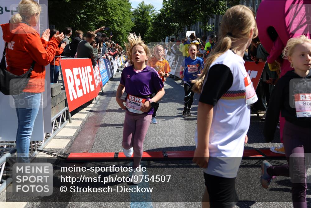 14.06.2026 - REWE Women's Run Strokosch-Dieckow http://msf.ph/oto/9754507 14.06.2026 11:37:28 Ziel 102, 104, 107, 124, 135, 140, 167, 175, 180, 207, 245, 258, 259, 262, 275, 302, 314, 324, 336, 341, 350 meine-sportfotos.de