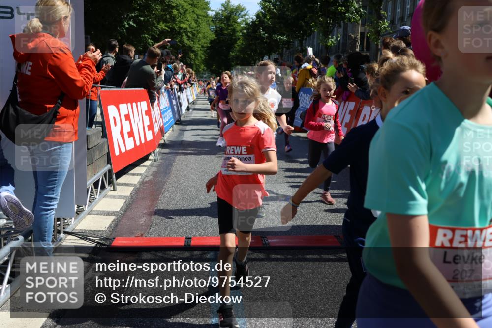 14.06.2026 - REWE Women's Run Strokosch-Dieckow http://msf.ph/oto/9754527 14.06.2026 11:37:25 Ziel 102, 107, 123, 124, 126, 135, 140, 175, 180, 207, 232, 245, 258, 262, 275, 302, 324, 341, 350 meine-sportfotos.de