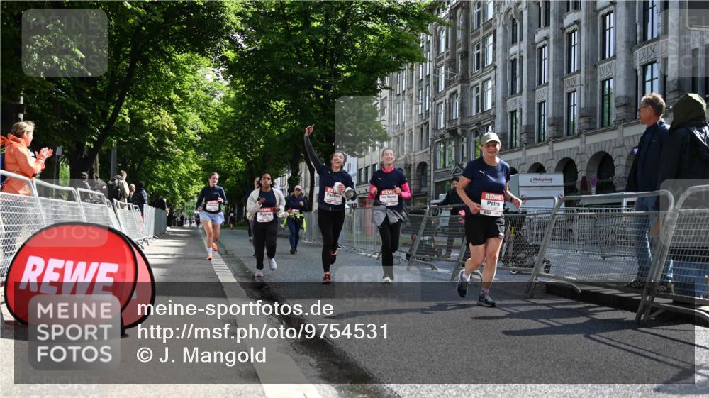 14.06.2026 - REWE Women's Run J. Mangold http://msf.ph/oto/9754531 14.06.2026 10:13:52 Ziel 10321, 10336, 10452, 10458, 10498, 10536, 10696, 10711, 11295, 11425, 11497 meine-sportfotos.de