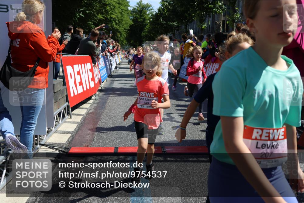 14.06.2026 - REWE Women's Run Strokosch-Dieckow http://msf.ph/oto/9754537 14.06.2026 11:37:25 Ziel 102, 107, 123, 124, 126, 135, 140, 175, 180, 207, 232, 245, 258, 262, 275, 302, 324, 341, 350 meine-sportfotos.de