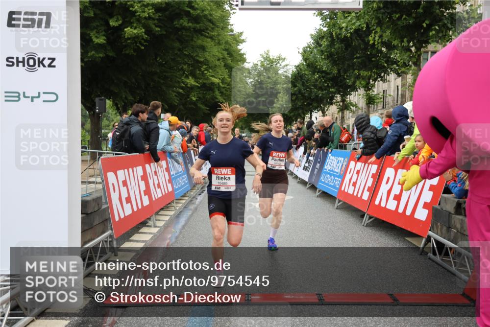 14.06.2026 - REWE Women's Run Strokosch-Dieckow http://msf.ph/oto/9754545 14.06.2026 09:48:09 Ziel 10273, 10274, 10489, 10752 meine-sportfotos.de