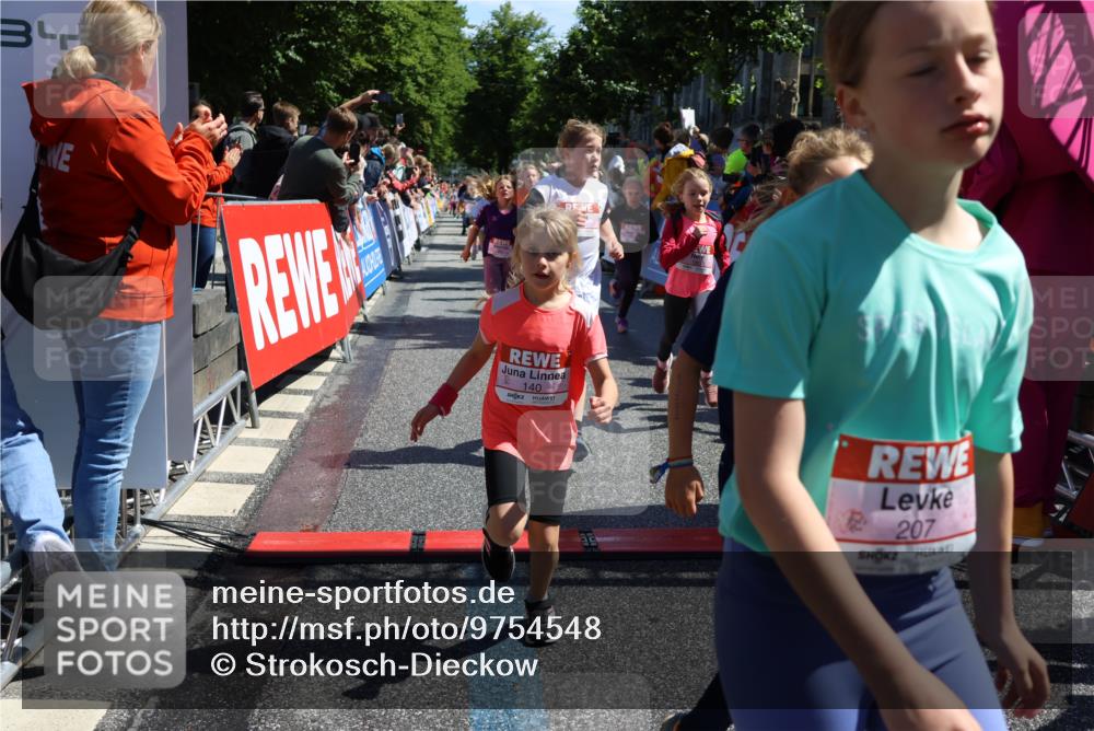 14.06.2026 - REWE Women's Run Strokosch-Dieckow http://msf.ph/oto/9754548 14.06.2026 11:37:25 Ziel 102, 107, 123, 124, 126, 135, 140, 175, 180, 207, 232, 245, 258, 262, 275, 302, 324, 341, 350 meine-sportfotos.de