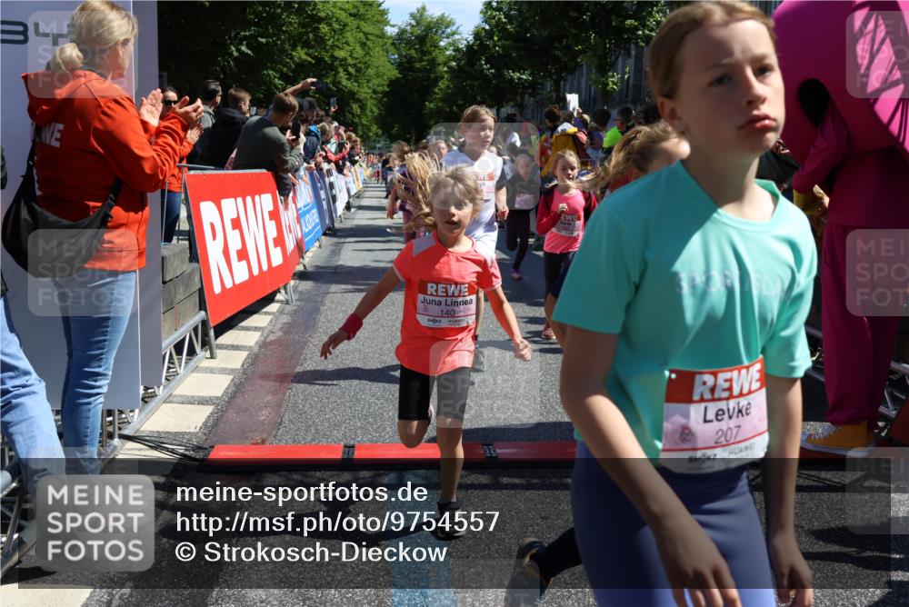 14.06.2026 - REWE Women's Run Strokosch-Dieckow http://msf.ph/oto/9754557 14.06.2026 11:37:25 Ziel 102, 107, 123, 124, 126, 135, 140, 175, 180, 207, 232, 245, 258, 262, 275, 302, 324, 341, 350 meine-sportfotos.de