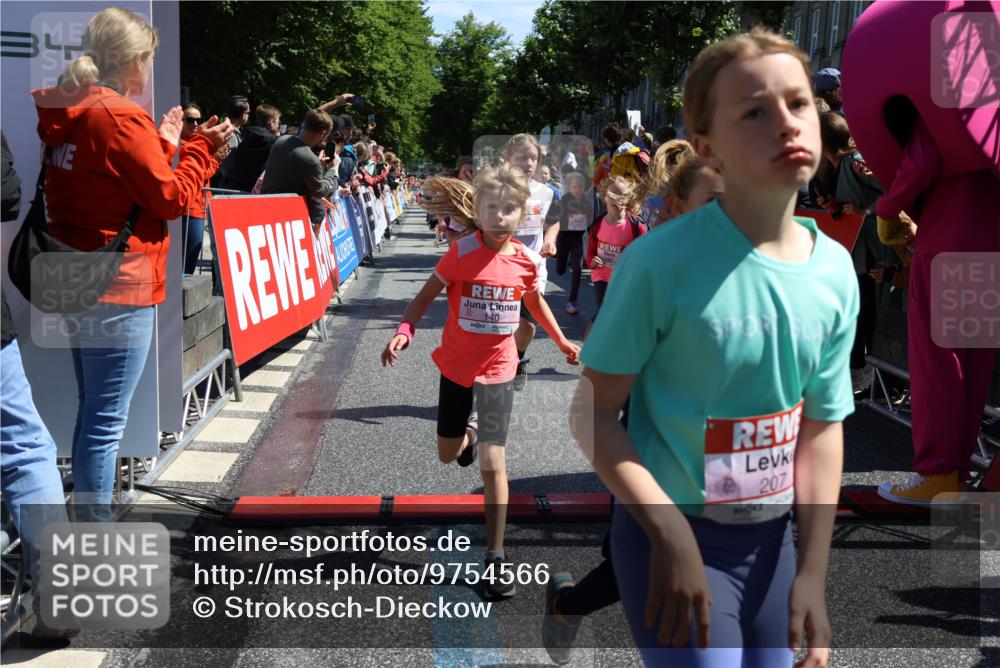 14.06.2026 - REWE Women's Run Strokosch-Dieckow http://msf.ph/oto/9754566 14.06.2026 11:37:25 Ziel 102, 107, 123, 124, 126, 135, 140, 175, 180, 207, 232, 245, 258, 262, 275, 302, 324, 341, 350 meine-sportfotos.de