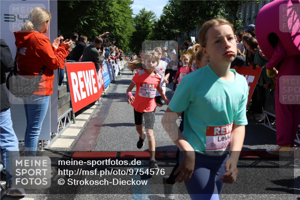 14.06.2026 - REWE Women's Run Strokosch-Dieckow http://msf.ph/oto/9754576 14.06.2026 11:37:25 Ziel 102, 107, 123, 124, 126, 135, 140, 175, 180, 207, 232, 245, 258, 262, 275, 302, 324, 341, 350 meine-sportfotos.de
