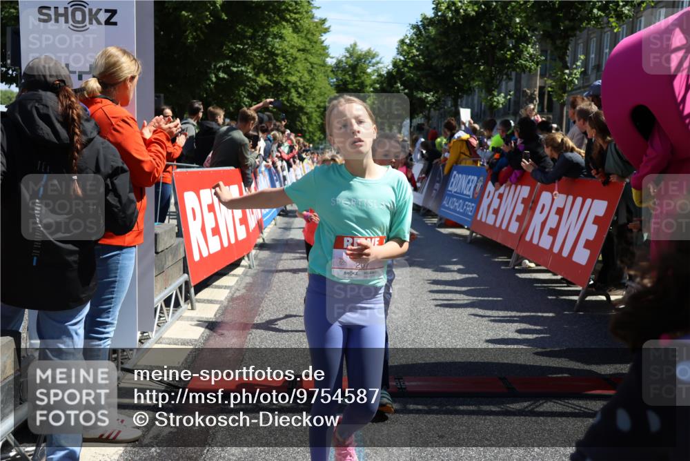 14.06.2026 - REWE Women's Run Strokosch-Dieckow http://msf.ph/oto/9754587 14.06.2026 11:37:24 Ziel 102, 107, 123, 124, 126, 135, 140, 175, 180, 207, 232, 258, 262, 265, 266, 275, 302, 341, 350 meine-sportfotos.de