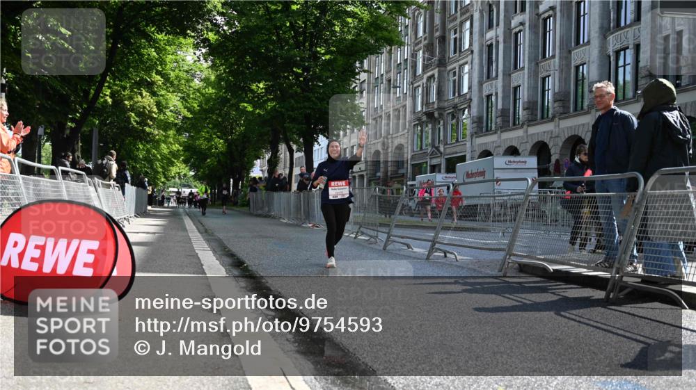 14.06.2026 - REWE Women's Run J. Mangold http://msf.ph/oto/9754593 14.06.2026 10:14:00 Ziel 10175, 10696, 11295 meine-sportfotos.de