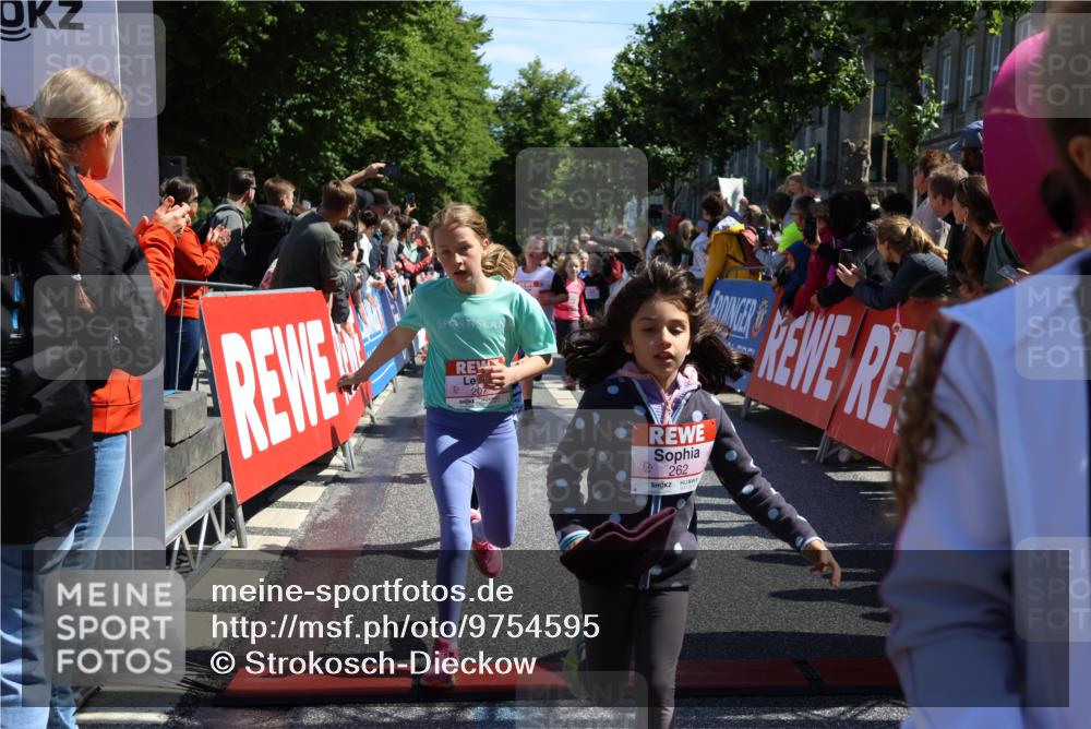 14.06.2026 - REWE Women's Run Strokosch-Dieckow http://msf.ph/oto/9754595 14.06.2026 11:37:24 Ziel 102, 107, 123, 124, 126, 135, 140, 175, 180, 207, 232, 258, 262, 265, 266, 275, 302, 341, 350 meine-sportfotos.de