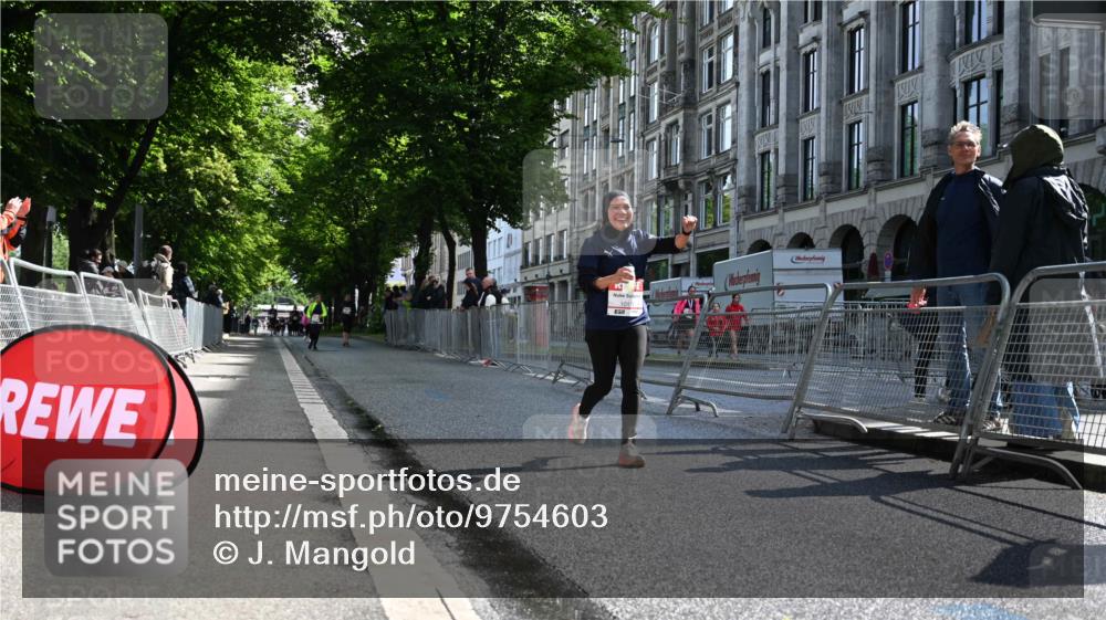 14.06.2026 - REWE Women's Run J. Mangold http://msf.ph/oto/9754603 14.06.2026 10:14:01 Ziel 10175, 10696, 11295 meine-sportfotos.de
