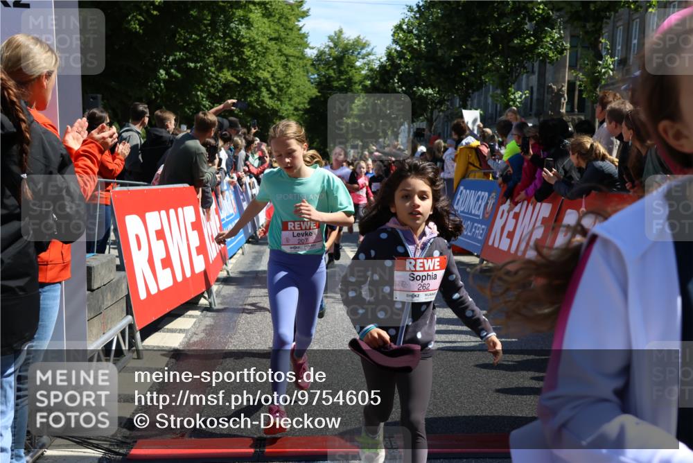 14.06.2026 - REWE Women's Run Strokosch-Dieckow http://msf.ph/oto/9754605 14.06.2026 11:37:24 Ziel 102, 107, 123, 124, 126, 135, 140, 175, 180, 207, 232, 258, 262, 265, 266, 275, 302, 341, 350 meine-sportfotos.de