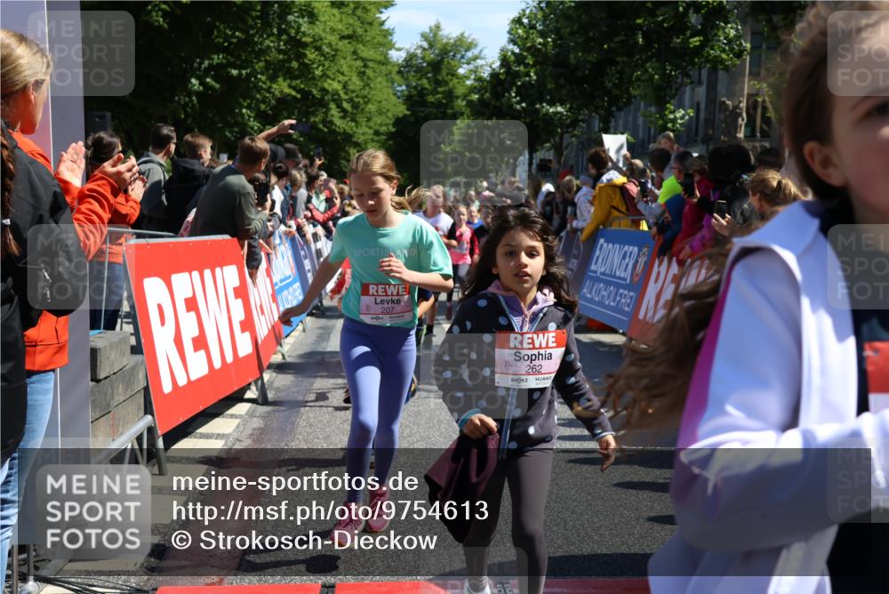 14.06.2026 - REWE Women's Run Strokosch-Dieckow http://msf.ph/oto/9754613 14.06.2026 11:37:23 Ziel 107, 108, 123, 124, 126, 135, 140, 174, 175, 180, 207, 232, 258, 262, 265, 266, 302, 341, 350 meine-sportfotos.de