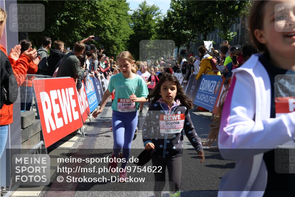 14.06.2026 - REWE Women's Run Strokosch-Dieckow http://msf.ph/oto/9754622 14.06.2026 11:37:23 Ziel 107, 108, 123, 124, 126, 135, 140, 174, 175, 180, 207, 232, 258, 262, 265, 266, 302, 341, 350 meine-sportfotos.de