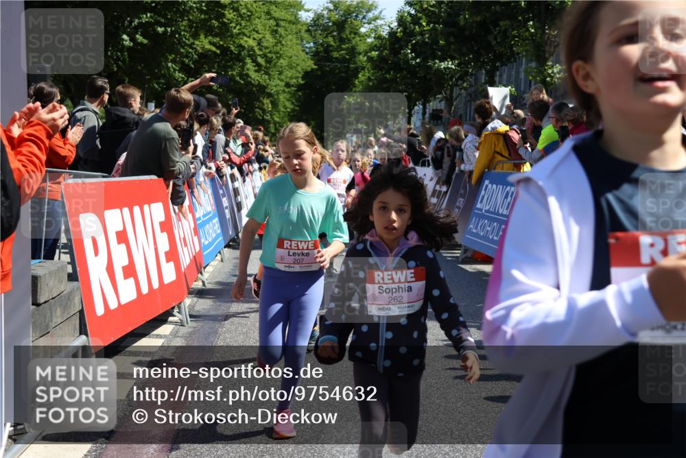14.06.2026 - REWE Women's Run Strokosch-Dieckow http://msf.ph/oto/9754632 14.06.2026 11:37:23 Ziel 107, 108, 123, 124, 126, 135, 140, 174, 175, 180, 207, 232, 258, 262, 265, 266, 302, 341, 350 meine-sportfotos.de