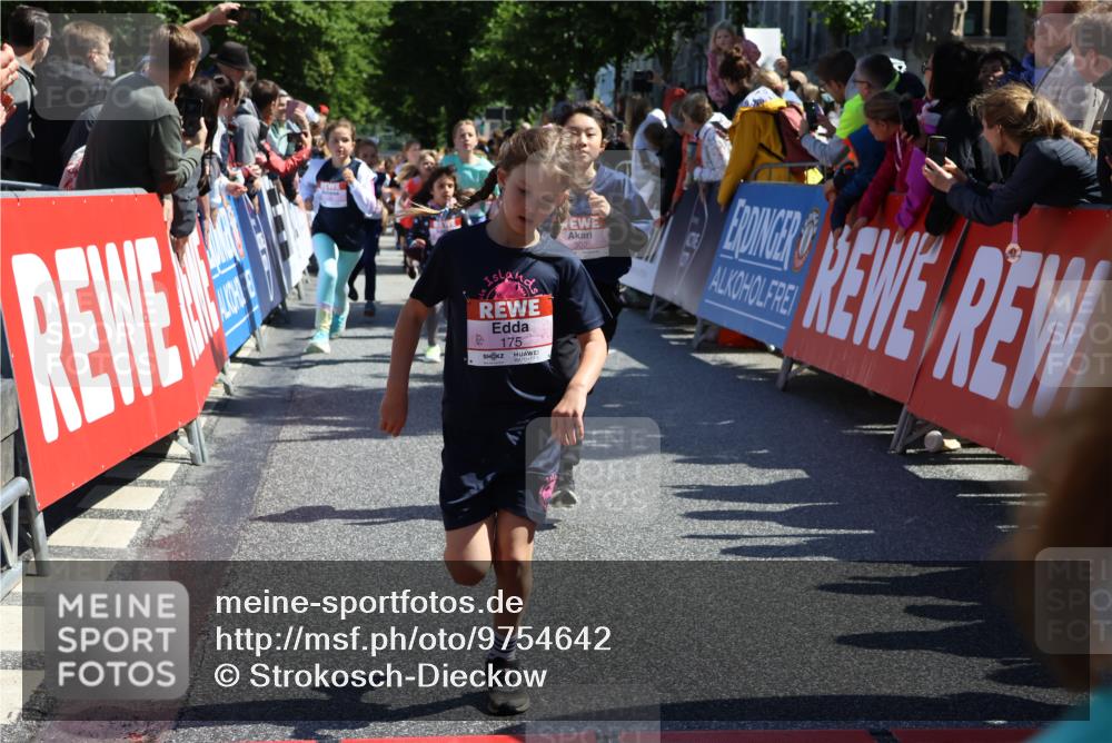 14.06.2026 - REWE Women's Run Strokosch-Dieckow http://msf.ph/oto/9754642 14.06.2026 11:37:20 Ziel 107, 108, 123, 126, 135, 142, 174, 175, 207, 232, 262, 265, 266, 277, 302, 350, 352 meine-sportfotos.de