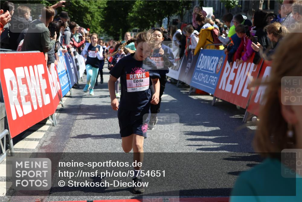 14.06.2026 - REWE Women's Run Strokosch-Dieckow http://msf.ph/oto/9754651 14.06.2026 11:37:20 Ziel 107, 108, 123, 126, 135, 142, 174, 175, 207, 232, 262, 265, 266, 277, 302, 350, 352 meine-sportfotos.de