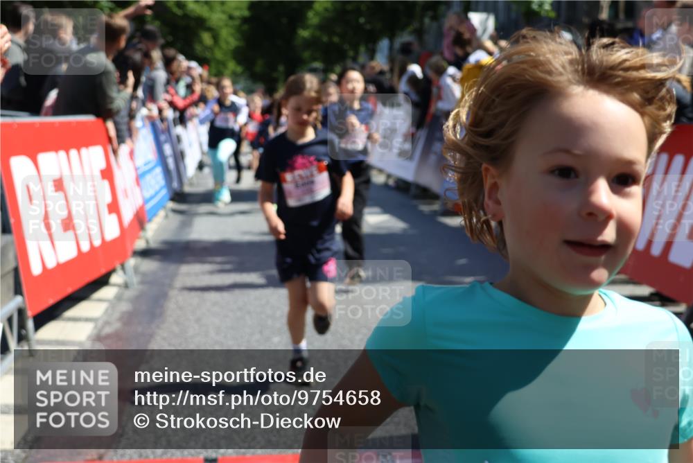 14.06.2026 - REWE Women's Run Strokosch-Dieckow http://msf.ph/oto/9754658 14.06.2026 11:37:20 Ziel 107, 108, 123, 126, 135, 142, 174, 175, 207, 232, 262, 265, 266, 277, 302, 350, 352 meine-sportfotos.de
