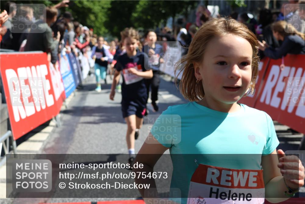 14.06.2026 - REWE Women's Run Strokosch-Dieckow http://msf.ph/oto/9754673 14.06.2026 11:37:20 Ziel 107, 108, 123, 126, 135, 142, 174, 175, 207, 232, 262, 265, 266, 277, 302, 350, 352 meine-sportfotos.de