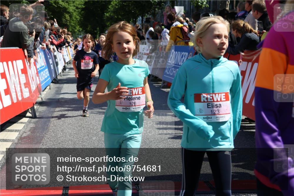 14.06.2026 - REWE Women's Run Strokosch-Dieckow http://msf.ph/oto/9754681 14.06.2026 11:37:19 Ziel 107, 108, 123, 126, 135, 142, 174, 175, 232, 262, 265, 266, 277, 302, 352 meine-sportfotos.de