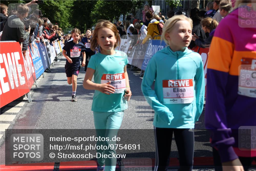 14.06.2026 - REWE Women's Run Strokosch-Dieckow http://msf.ph/oto/9754691 14.06.2026 11:37:19 Ziel 107, 108, 123, 126, 135, 142, 174, 175, 232, 262, 265, 266, 277, 302, 352 meine-sportfotos.de