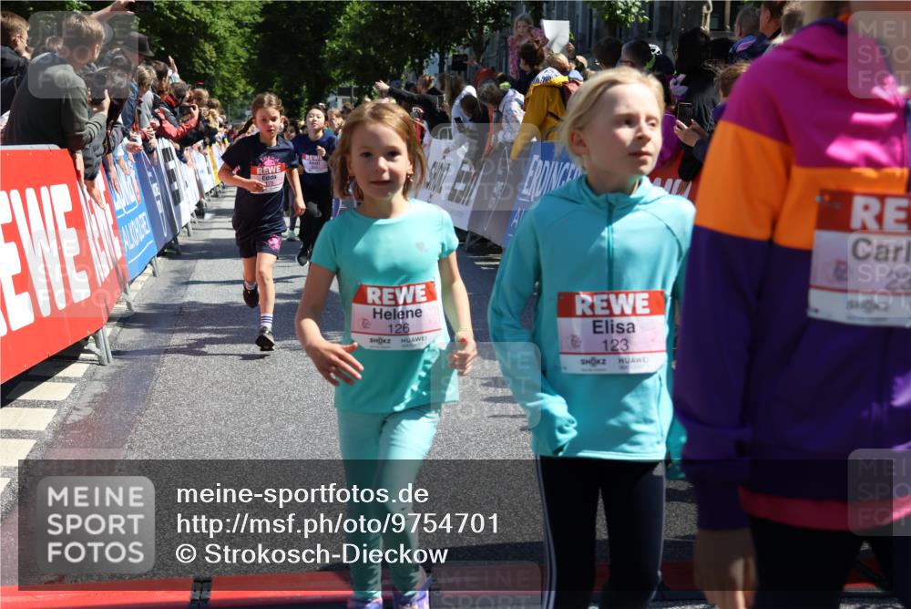 14.06.2026 - REWE Women's Run Strokosch-Dieckow http://msf.ph/oto/9754701 14.06.2026 11:37:19 Ziel 107, 108, 123, 126, 135, 142, 174, 175, 232, 262, 265, 266, 277, 302, 352 meine-sportfotos.de