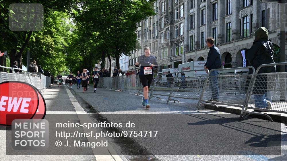 14.06.2026 - REWE Women's Run J. Mangold http://msf.ph/oto/9754717 14.06.2026 10:14:29 Ziel 10064, 10509, 11359, 11461 meine-sportfotos.de