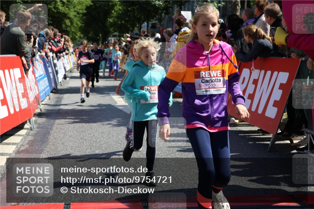 14.06.2026 - REWE Women's Run Strokosch-Dieckow http://msf.ph/oto/9754721 14.06.2026 11:37:18 Ziel 108, 123, 126, 135, 142, 174, 175, 183, 232, 265, 266, 277, 302, 352, 355 meine-sportfotos.de