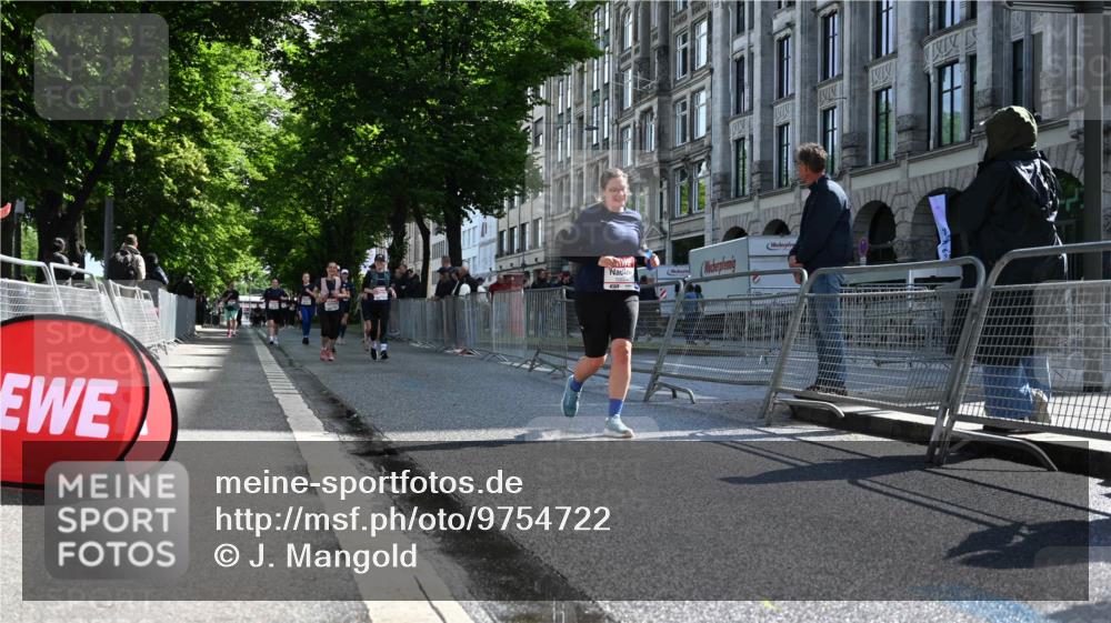 14.06.2026 - REWE Women's Run J. Mangold http://msf.ph/oto/9754722 14.06.2026 10:14:30 Ziel 10064, 10509, 10550, 11195, 11461 meine-sportfotos.de