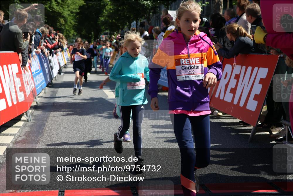 14.06.2026 - REWE Women's Run Strokosch-Dieckow http://msf.ph/oto/9754732 14.06.2026 11:37:18 Ziel 108, 123, 126, 135, 142, 174, 175, 183, 232, 265, 266, 277, 302, 352, 355 meine-sportfotos.de