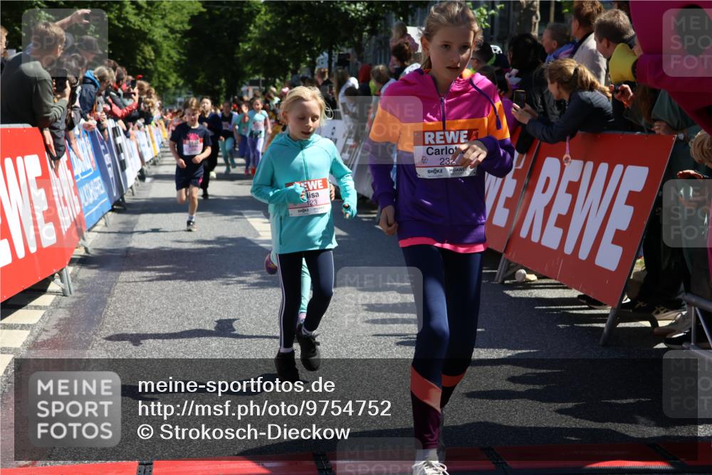 14.06.2026 - REWE Women's Run Strokosch-Dieckow http://msf.ph/oto/9754752 14.06.2026 11:37:18 Ziel 108, 123, 126, 135, 142, 174, 175, 183, 232, 265, 266, 277, 302, 352, 355 meine-sportfotos.de