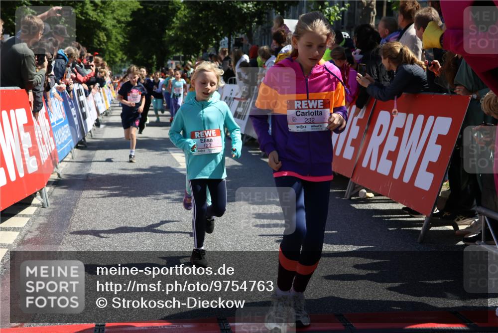 14.06.2026 - REWE Women's Run Strokosch-Dieckow http://msf.ph/oto/9754763 14.06.2026 11:37:18 Ziel 108, 123, 126, 135, 142, 174, 175, 183, 232, 265, 266, 277, 302, 352, 355 meine-sportfotos.de