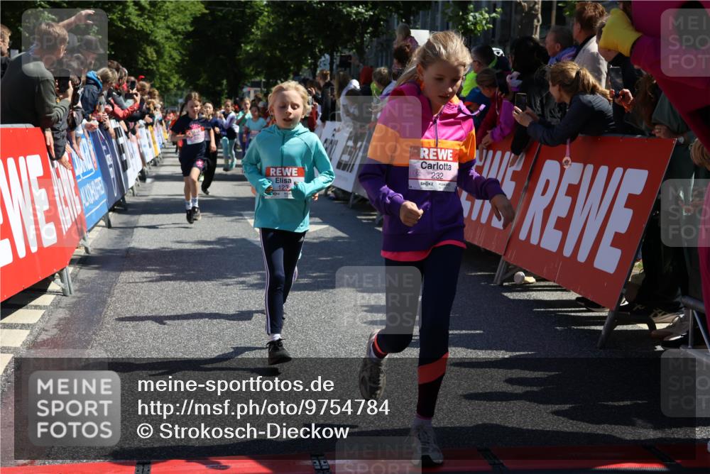 14.06.2026 - REWE Women's Run Strokosch-Dieckow http://msf.ph/oto/9754784 14.06.2026 11:37:17 Ziel 108, 123, 126, 142, 174, 175, 178, 183, 232, 265, 266, 277, 278, 302, 352, 355 meine-sportfotos.de