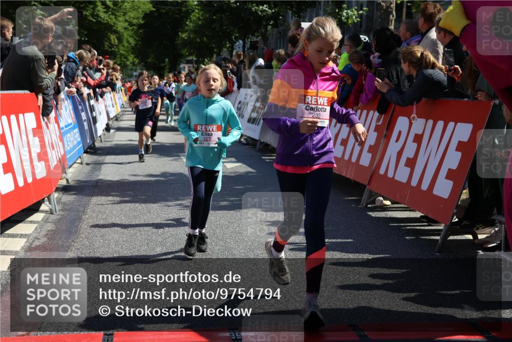 14.06.2026 - REWE Women's Run Strokosch-Dieckow http://msf.ph/oto/9754794 14.06.2026 11:37:17 Ziel 108, 123, 126, 142, 174, 175, 178, 183, 232, 265, 266, 277, 278, 302, 352, 355 meine-sportfotos.de