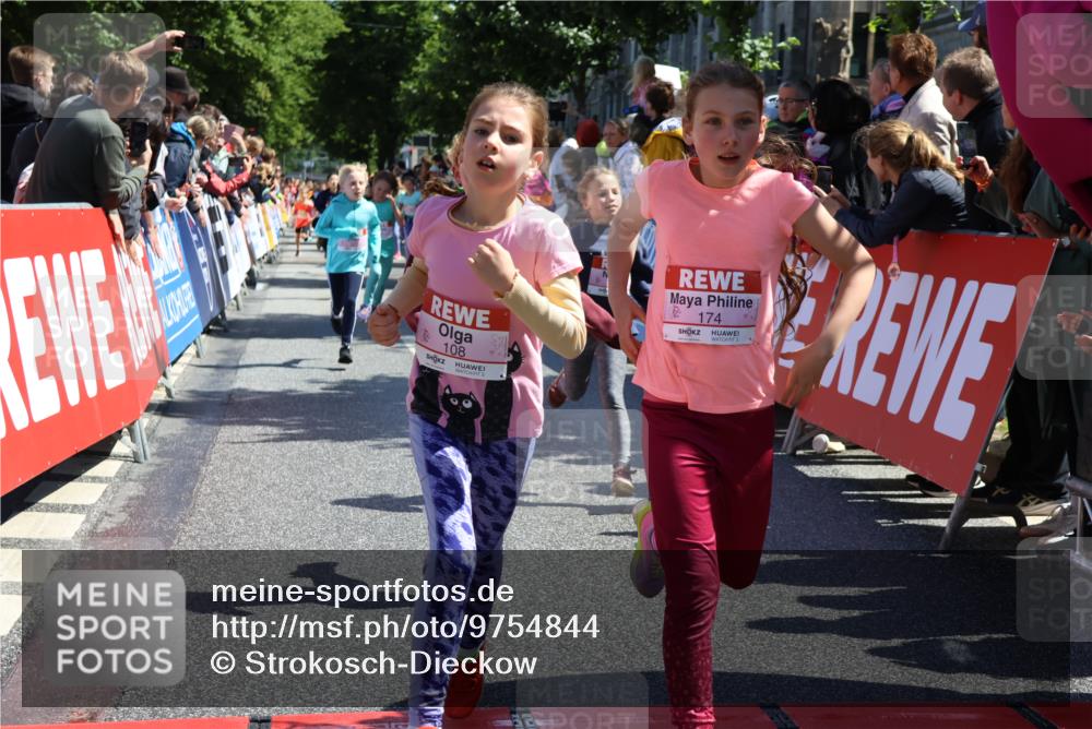 14.06.2026 - REWE Women's Run Strokosch-Dieckow http://msf.ph/oto/9754844 14.06.2026 11:37:15 Ziel 108, 116, 123, 126, 142, 174, 178, 183, 232, 235, 265, 266, 277, 278, 313, 352, 355 meine-sportfotos.de