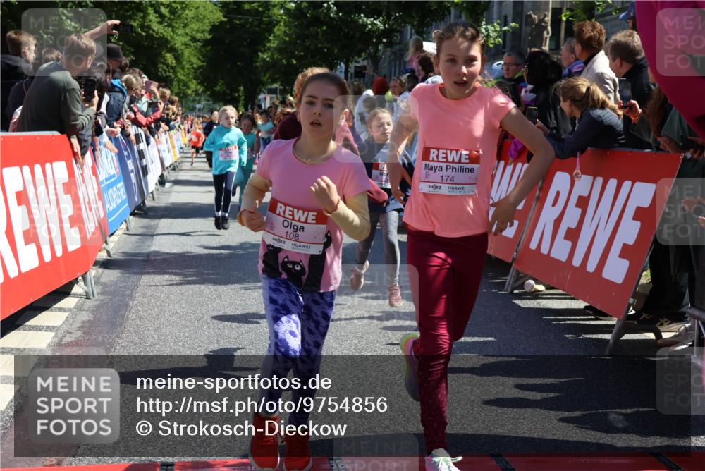 14.06.2026 - REWE Women's Run Strokosch-Dieckow http://msf.ph/oto/9754856 14.06.2026 11:37:15 Ziel 108, 116, 123, 126, 142, 174, 178, 183, 232, 235, 265, 266, 277, 278, 313, 352, 355 meine-sportfotos.de