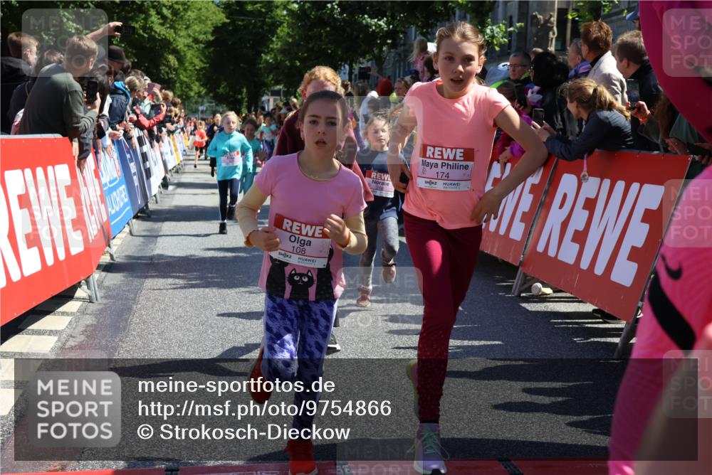 14.06.2026 - REWE Women's Run Strokosch-Dieckow http://msf.ph/oto/9754866 14.06.2026 11:37:15 Ziel 108, 116, 123, 126, 142, 174, 178, 183, 232, 235, 265, 266, 277, 278, 313, 352, 355 meine-sportfotos.de